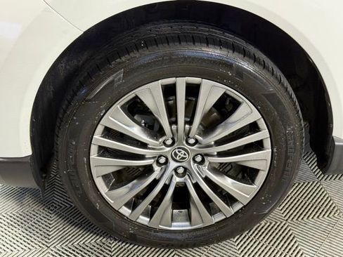 Used 2021 Toyota Venza XLE image 11