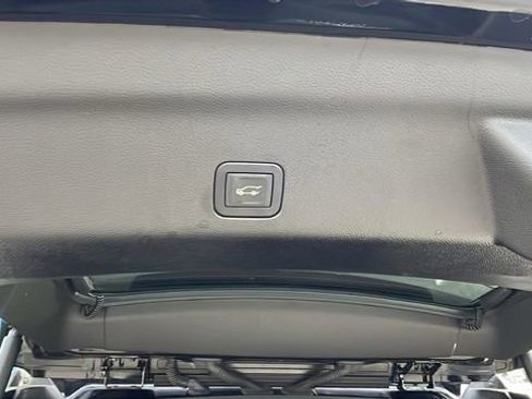 Used 2025 GMC Yukon XL Denali image 32