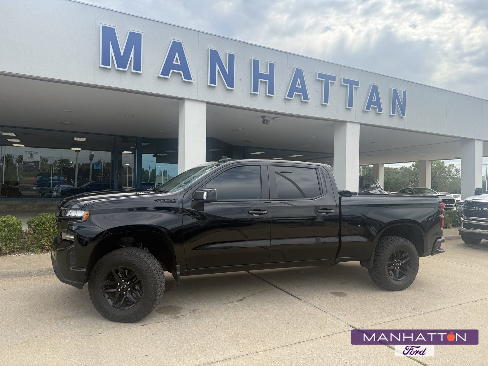 Used 2022 Chevrolet Silverado 1500 LT Trail Boss w/ Convenience Package II AWD/4WD image 1