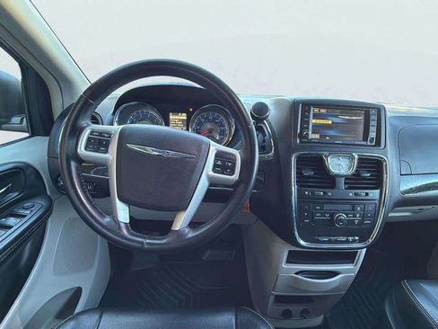 Used 2016 Chrysler Town & Country Touring image 14