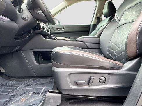Used 2024 Nissan Pathfinder Platinum image 18