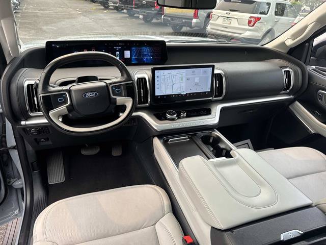 Used 2025 Ford Expedition Max Platinum w/ Driver's Package AWD/4WD image 32