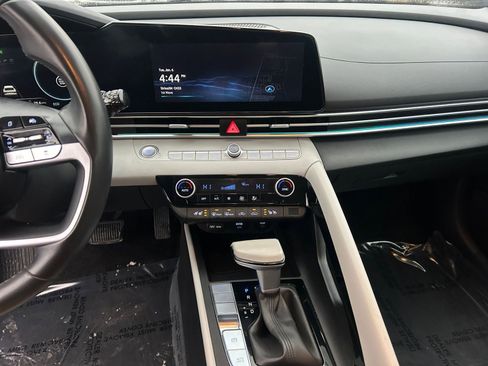 Used 2025 Hyundai Elantra Limited image 18