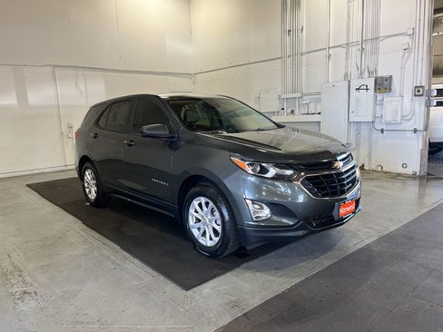 Used 2020 Chevrolet Equinox LS w/ LS Convenience Package AWD/4WD image 3