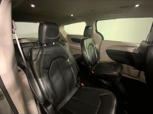 Used 2024 Chrysler Pacifica Touring-L FWD image 25