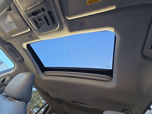 Used 2023 Toyota Highlander XLE image 37