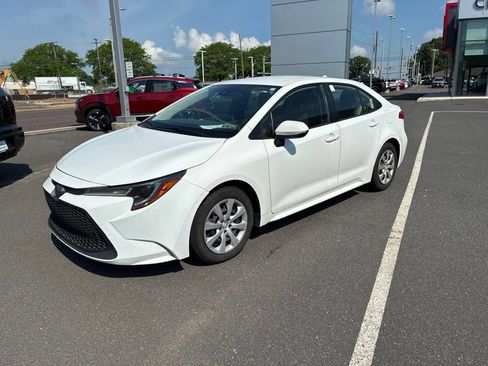 Used 2020 Toyota Corolla LE FWD image 2