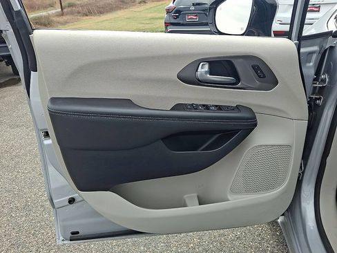 Used 2024 Chrysler Pacifica Touring-L FWD image 12
