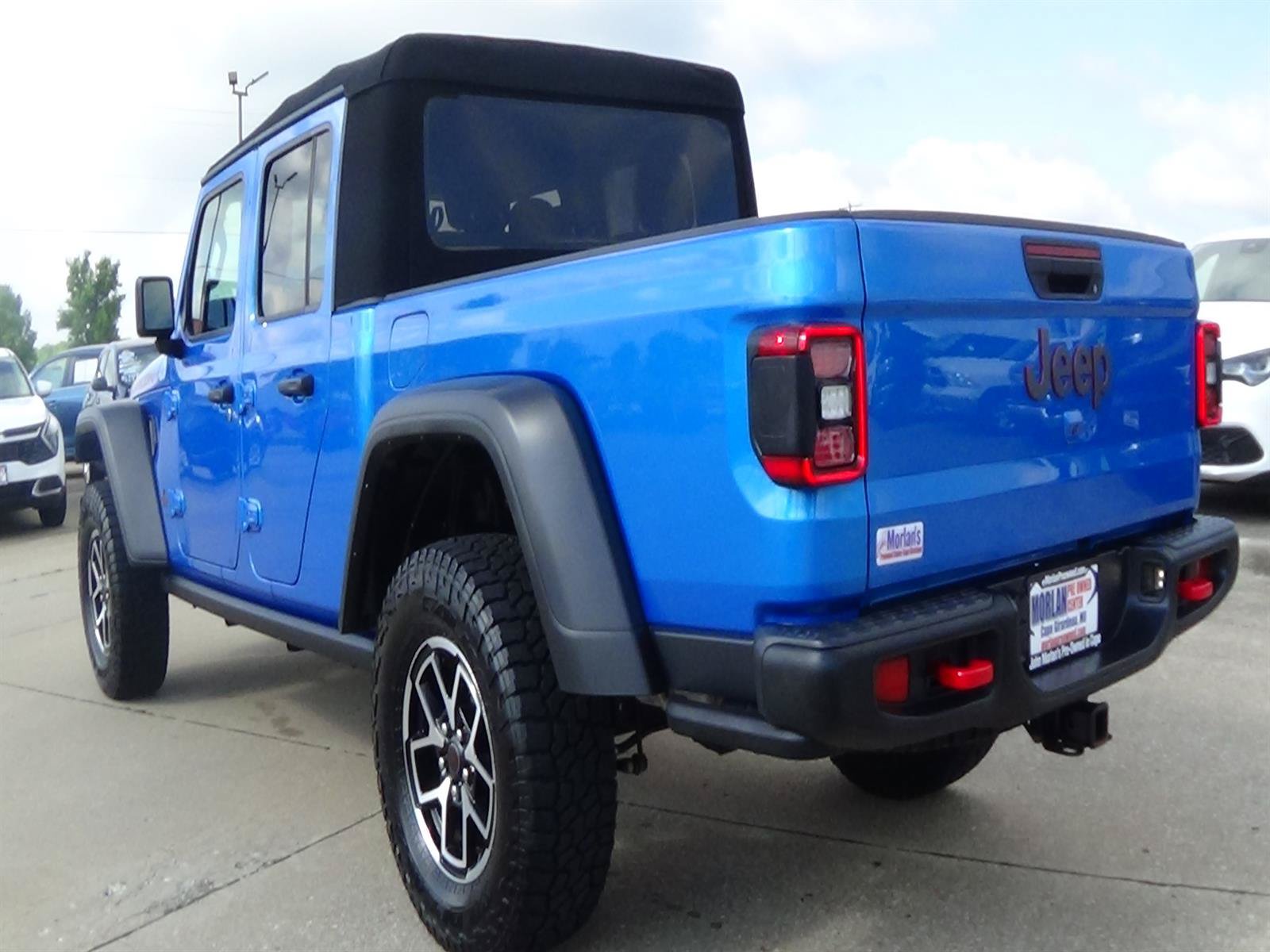 Used 2024 Jeep Gladiator Rubicon w/ Convenience Group AWD/4WD image 8