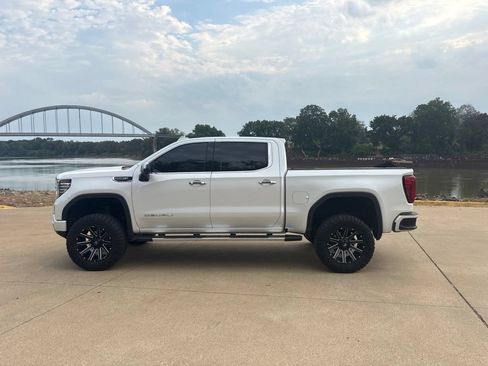 Used 2023 GMC Sierra 1500 Denali AWD/4WD image 3