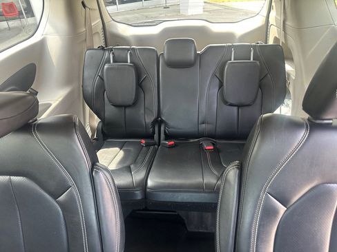 Used 2023 Chrysler Pacifica Touring-L FWD image 21