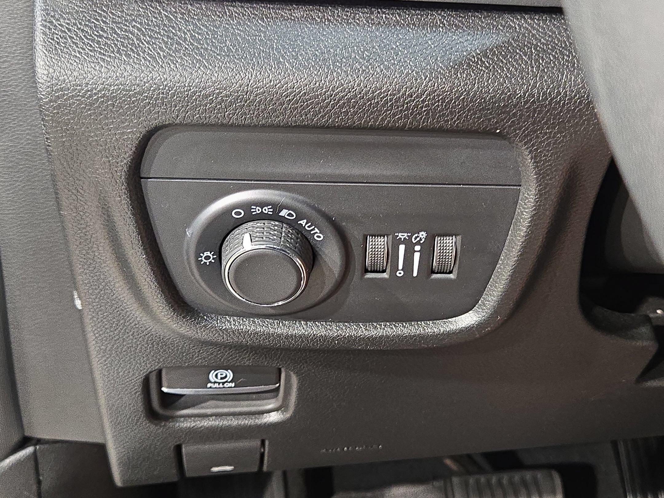 Used 2025 Jeep Grand Cherokee Altitude AWD/4WD image 25