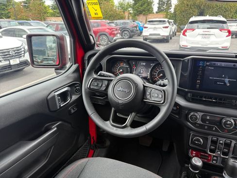 Used 2025 Jeep Wrangler Unlimited Rubicon AWD/4WD image 33
