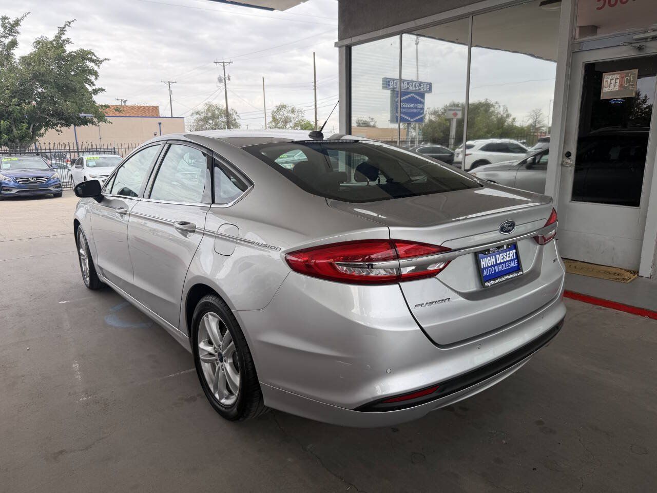 Used 2018 Ford Fusion SE w/ Fusion SE Technology Package FWD image 4