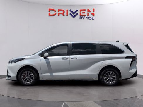 Used 2024 Toyota Sienna XLE FWD image 2