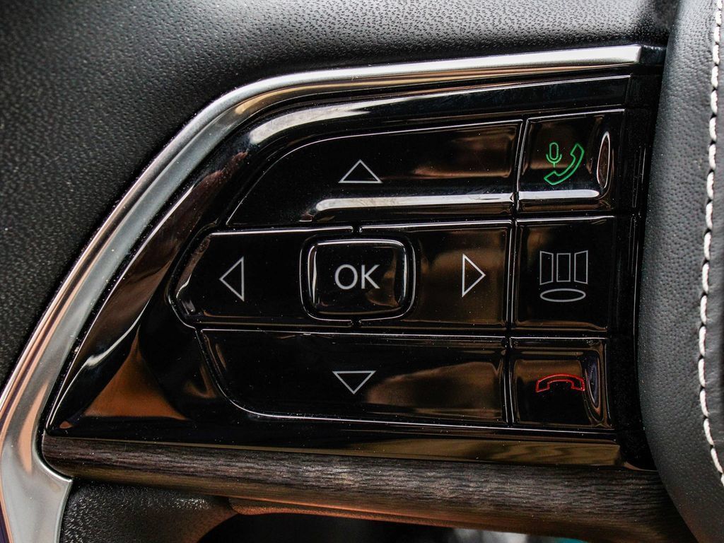 Used 2023 Jeep Grand Cherokee Overland w/ Luxury Tech Group IV AWD/4WD image 29