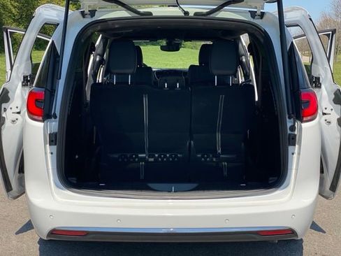 Used 2025 Chrysler Pacifica Select FWD image 40