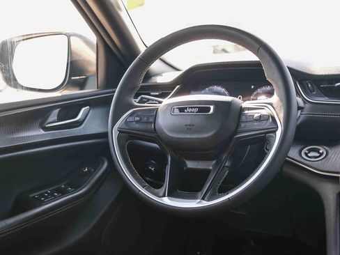 Used 2024 Jeep Grand Cherokee Laredo RWD image 17