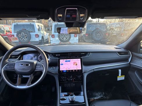 New 2025 Jeep Grand Cherokee Limited w/ Black Appearance Package image 33