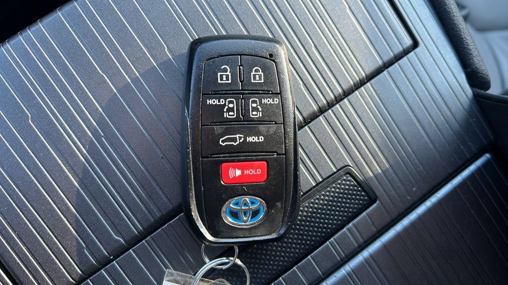 Certified 2025 Toyota Sienna XLE FWD image 29