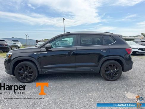 Used 2023 Volkswagen Taos SE w/ Panoramic Sunroof Package AWD/4WD image 2