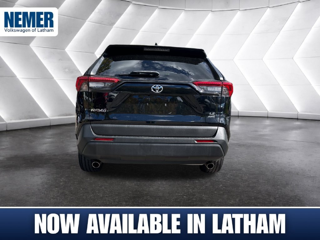 Used 2019 Toyota RAV4 LE AWD/4WD image 3