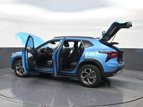 Used 2025 Chevrolet Trax LT FWD image 30