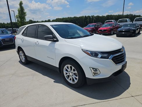 Used 2018 Chevrolet Equinox LS FWD image 2