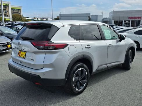 Used 2025 Nissan Rogue SV AWD/4WD image 4
