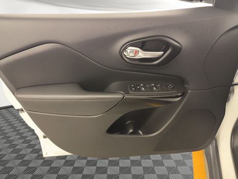Used 2021 Jeep Cherokee Latitude Plus FWD image 14