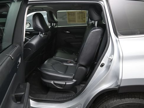 Used 2021 Toyota Highlander XLE AWD/4WD image 29
