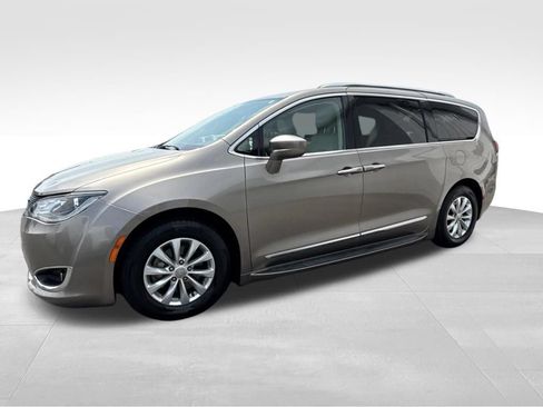 Used 2018 Chrysler Pacifica Touring-L Plus FWD image 5