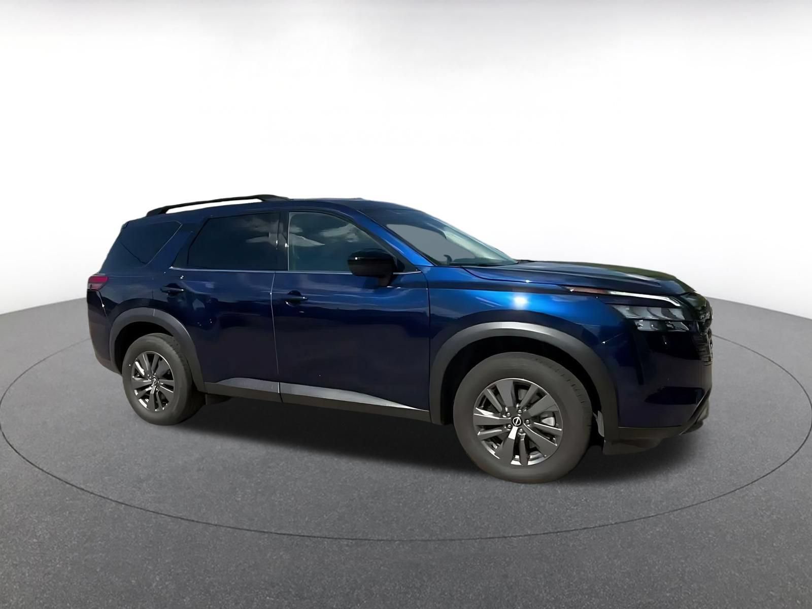 Used 2026 Nissan Pathfinder SV FWD image 2