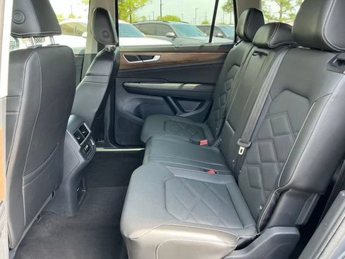 Used 2025 Volkswagen Atlas SE AWD/4WD image 17