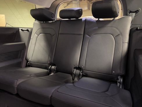 Used 2023 Land Rover Defender 130 SE image 30