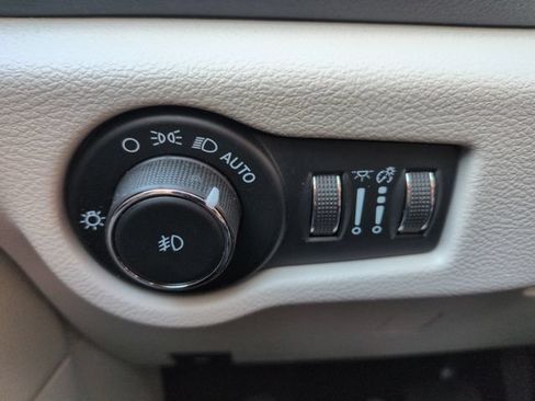 Used 2023 Chrysler Pacifica Touring-L FWD image 32