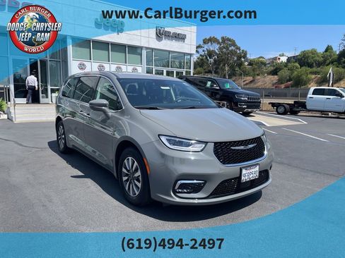Used 2022 Chrysler Pacifica Touring-L w/ Uconnect Theater Family Group image 1