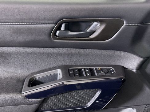 Used 2025 Nissan Pathfinder SV image 15