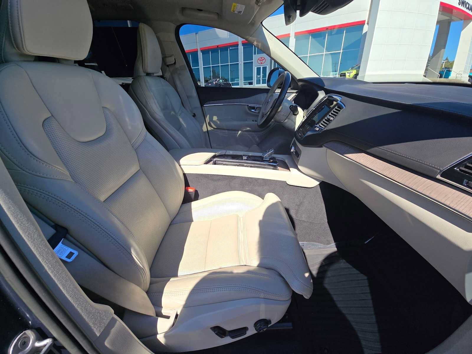 Used 2023 Volvo XC90 T8 Ultimate AWD/4WD image 11