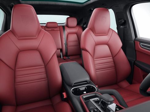 Used 2023 Porsche Cayenne GTS image 11