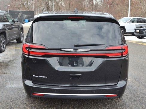 Used 2023 Chrysler Pacifica Touring-L image 7