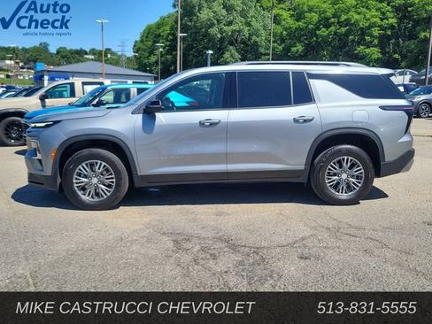Used 2026 Chevrolet Traverse LT AWD/4WD image 2