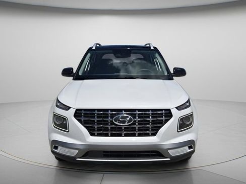 Certified 2025 Hyundai Venue Limited FWD image 4
