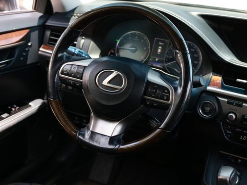 Used 2016 Lexus ES 350 w/ Luxury Package w/Wood Trim FWD image 32