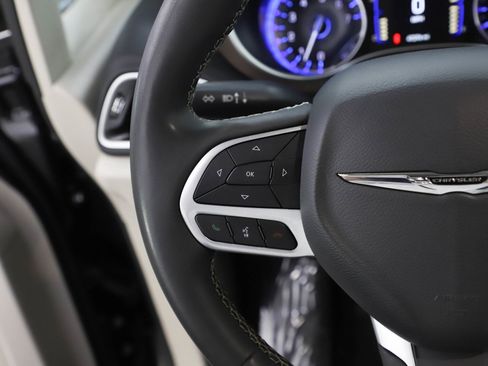 Used 2024 Chrysler Voyager LX image 17