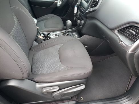 Used 2019 Jeep Cherokee Latitude w/ Popular Appearance Group image 16