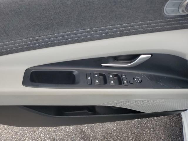 Certified 2025 Hyundai Elantra Limited FWD image 19