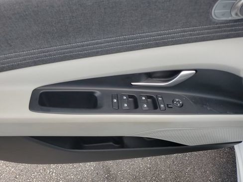 Certified 2025 Hyundai Elantra Limited FWD image 19