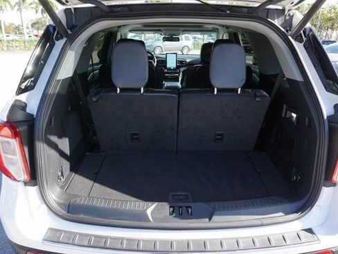 Certified 2022 Ford Explorer Limited w/ Limited Technology Package image 18