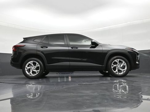 Used 2024 Chevrolet Trax LS w/ LS Convenience Package FWD image 25